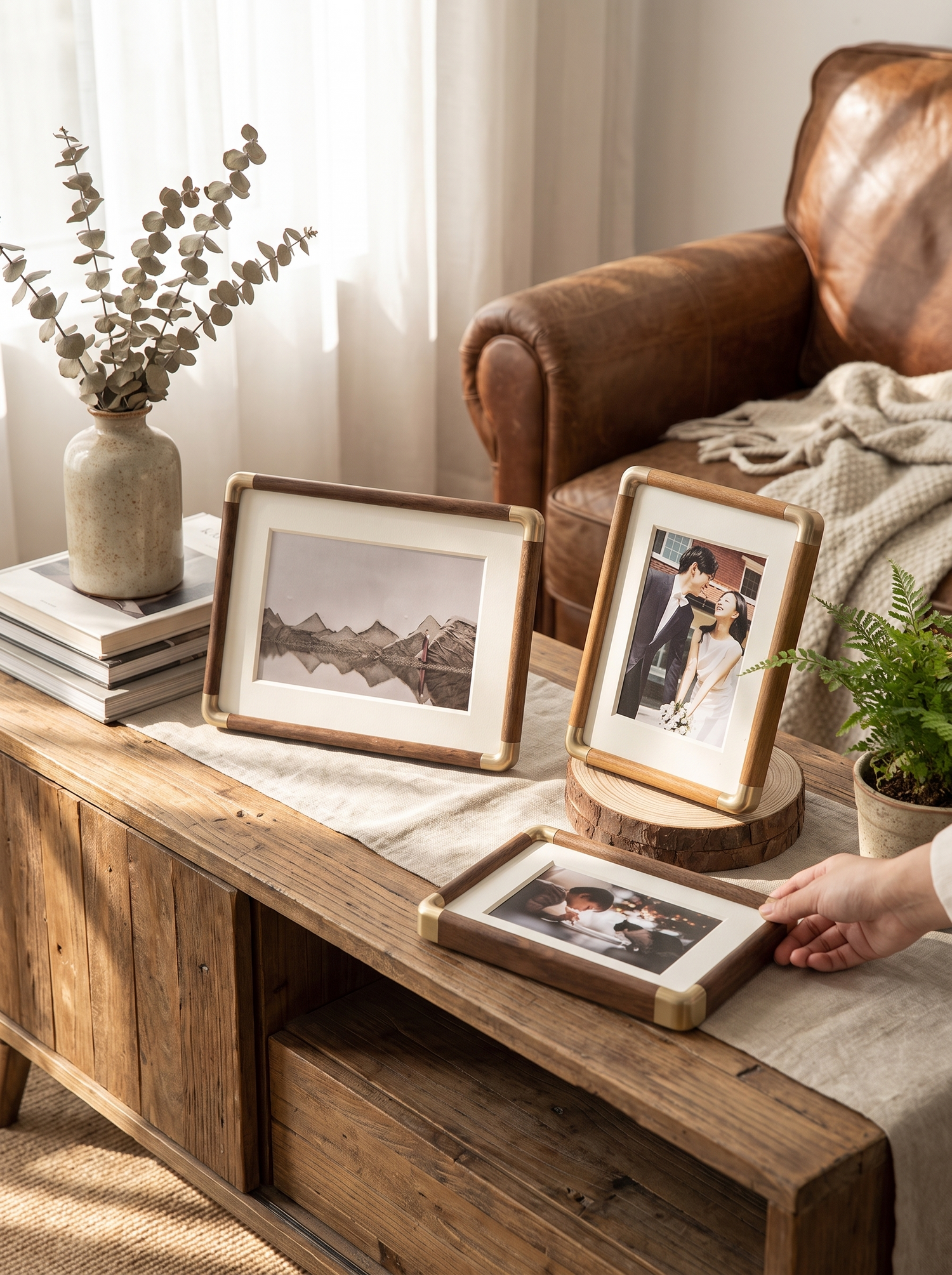 Q6S2 Brooks photo frame solid wood grain detail